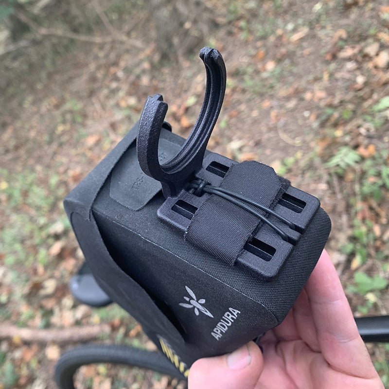 yatakta telefon deterjan içen adam